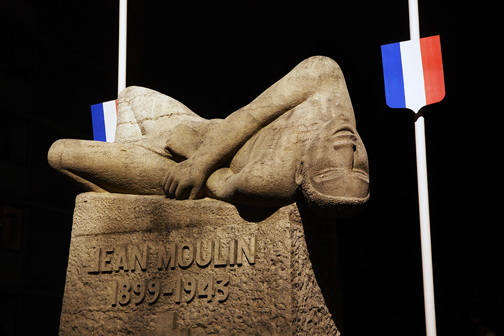 Caluire le Bourg - statue Jean Moulin